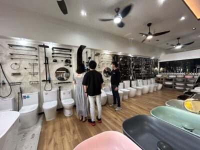 Customers comparing toilet bowls, basins and taps at a Homus showroom